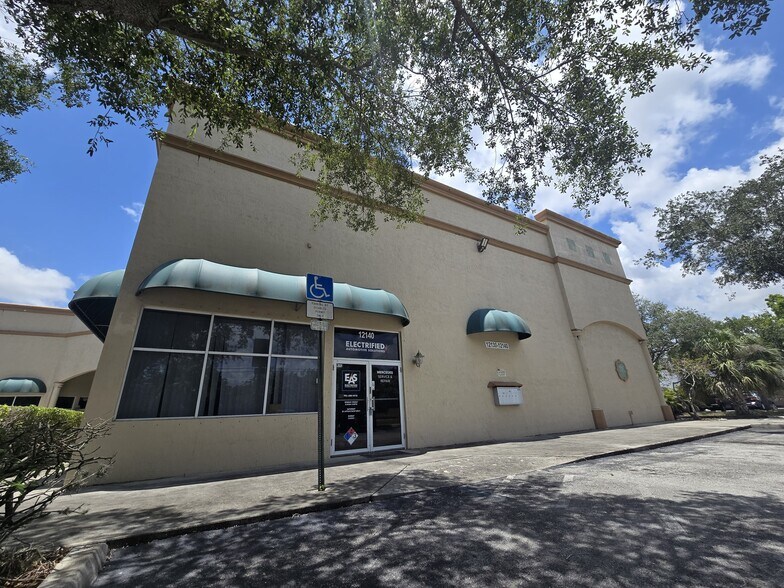 12140 Wiles Rd, Coral Springs, FL à vendre - Photo de l’immeuble – Image 1 sur 23