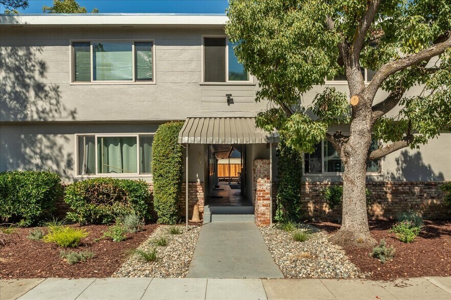 660 Roble Ave, Menlo Park, CA à vendre - Photo de l’immeuble – Image 2 sur 17