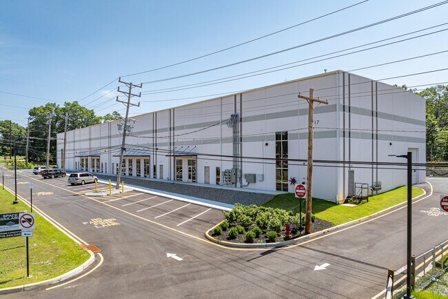 Plus de détails pour 17 Cpl Luigi Marciante Jr Memorial Dr, Jackson Township, NJ - Industriel/Logistique à louer