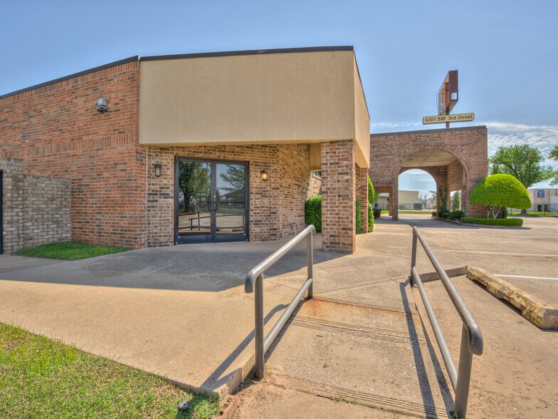 4301 SW 3rd St, Oklahoma City, OK à vendre - Photo de l’immeuble – Image 3 sur 25