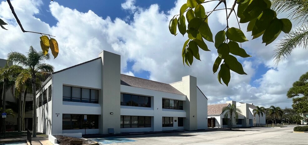 900 SE ocean Blvd, Stuart, FL à louer - Photo de l’immeuble – Image 1 sur 19