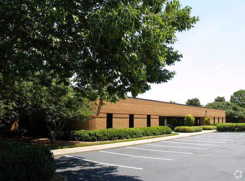 1351 Oakbrook Dr, Norcross, GA à louer - Photo de l’immeuble – Image 3 sur 7