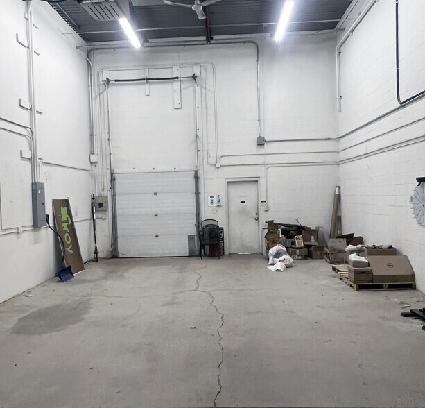 10472-17203 105 Av NW, Edmonton, AB à louer - Photo de l’immeuble – Image 2 sur 3