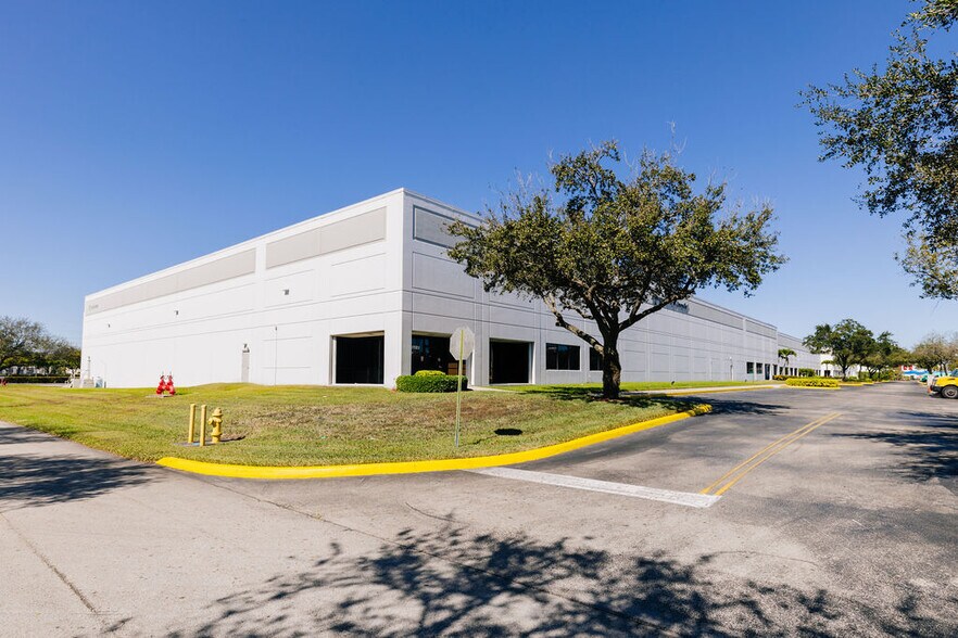 7800-7890 NW 80th St, Miami, FL à louer - Photo de l’immeuble – Image 2 sur 7