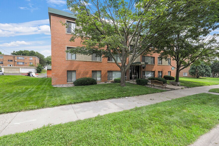 1835 Ulysses St NE, Minneapolis, MN à vendre - Photo de l’immeuble – Image 2 sur 4