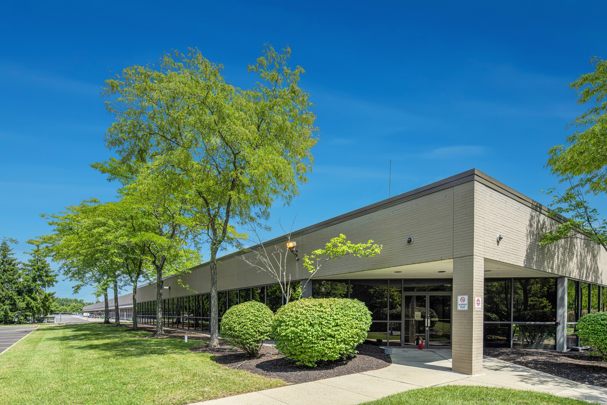 400 Cabot Dr, Hamilton, NJ à louer Photo de l’immeuble– Image 1 sur 10