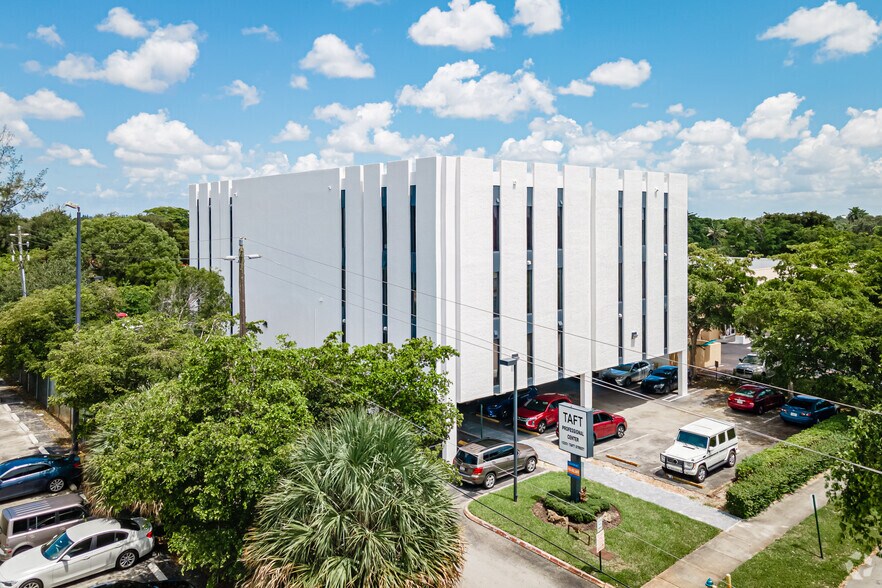 12251 Taft St, Pembroke Pines, FL à louer - Photo principale – Image 1 sur 5