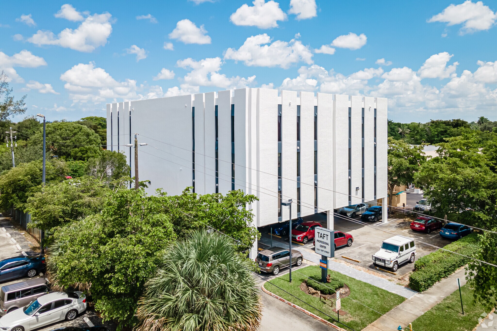 12251 Taft St, Pembroke Pines, FL à louer Photo principale– Image 1 sur 6