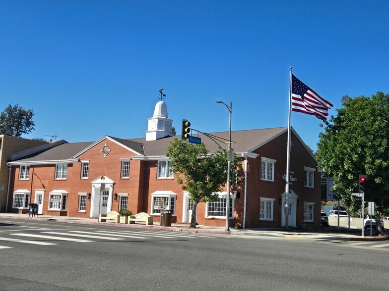 10205 Riverside Dr, Toluca Lake, CA à louer - Photo de l’immeuble – Image 1 sur 14