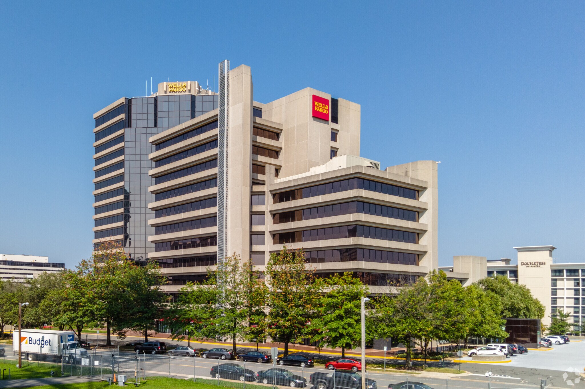 1753 Pinnacle Dr, McLean, VA à louer Photo principale– Image 1 sur 15