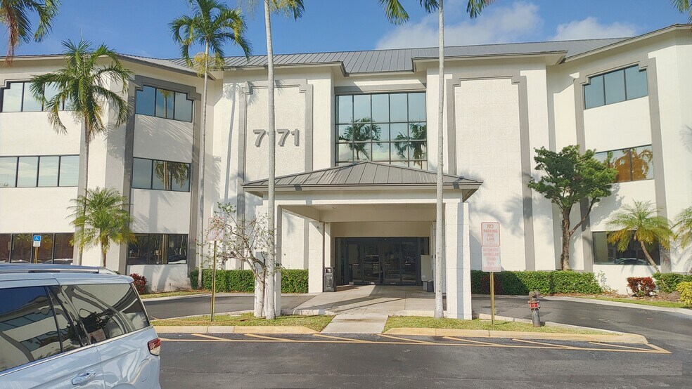 7171 N University Dr, Tamarac, FL à vendre - Photo de l’immeuble – Image 3 sur 34