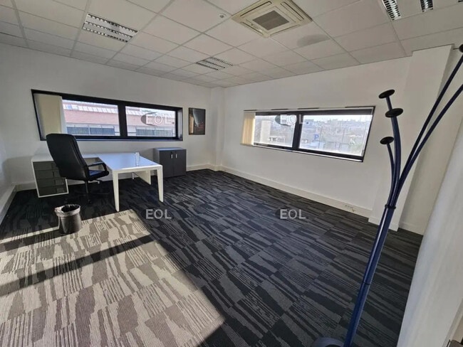 Plus de détails pour Local d'activités à louer