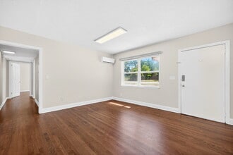 1142 Saint Johns Bluff Rd N, Jacksonville, FL à louer Photo intérieure– Image 2 sur 13