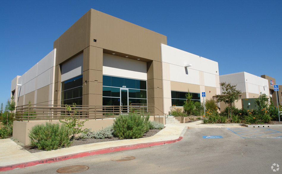 4115 Guardian St, Simi Valley, CA à louer - Photo de l’immeuble – Image 3 sur 8