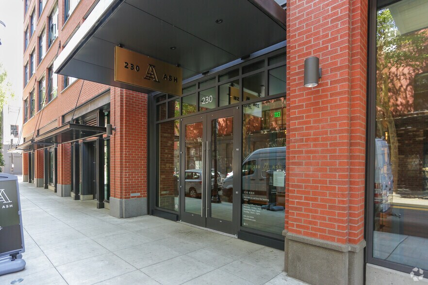 230 SW Ash St, Portland, OR à louer - Photo de l’immeuble – Image 3 sur 12