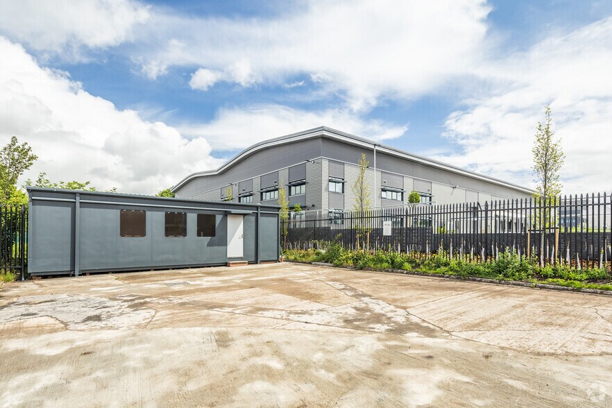 2 Acornfield Rd, Liverpool à louer - Photo principale – Image 1 sur 5