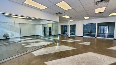 5579-5581 Rue Paré, Mt Royal, QC à louer Photo intérieure– Image 2 sur 10