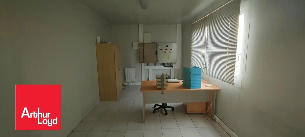 Local d'activités dans Prunay-le-Gillon à vendre - Photo intérieure – Image 2 sur 4