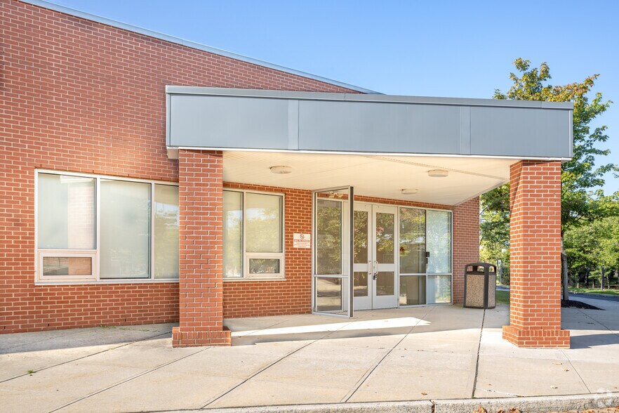 300 Willingboro Way, Willingboro, NJ à louer - Photo de l’immeuble – Image 2 sur 4