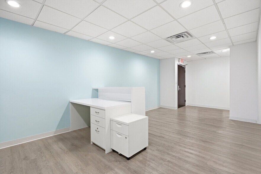7300-7330 SW 62nd Pl, South Miami, FL à vendre - Photo intérieure – Image 3 sur 9