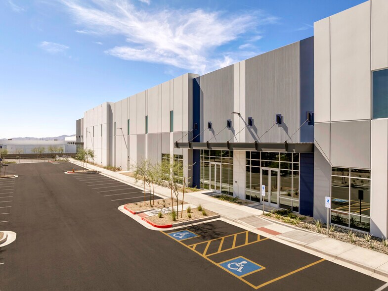 4833 E Washington St, Phoenix, AZ à louer - Photo de l’immeuble – Image 3 sur 9