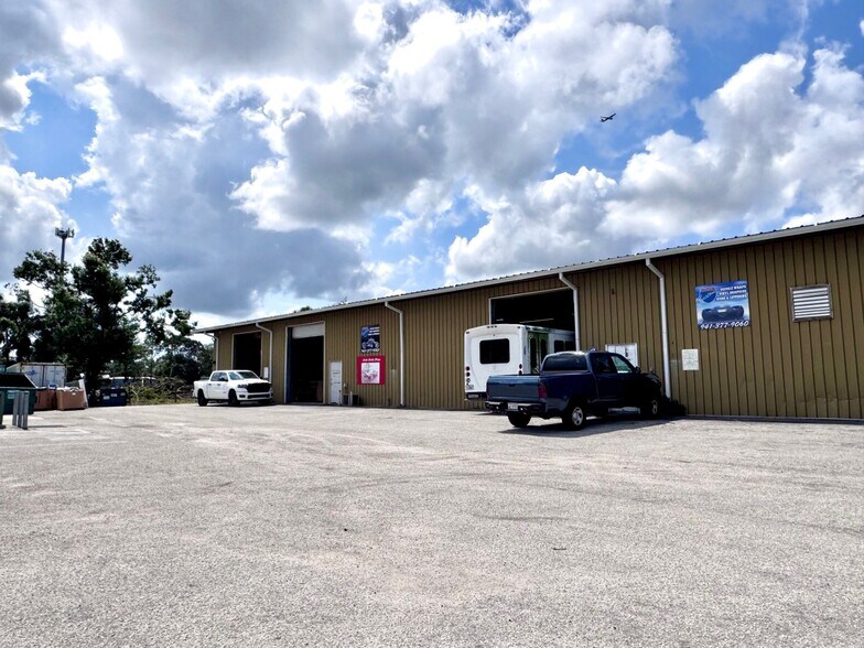 727 Cattlemen Rd, Sarasota, FL à louer - Photo de l’immeuble – Image 2 sur 14
