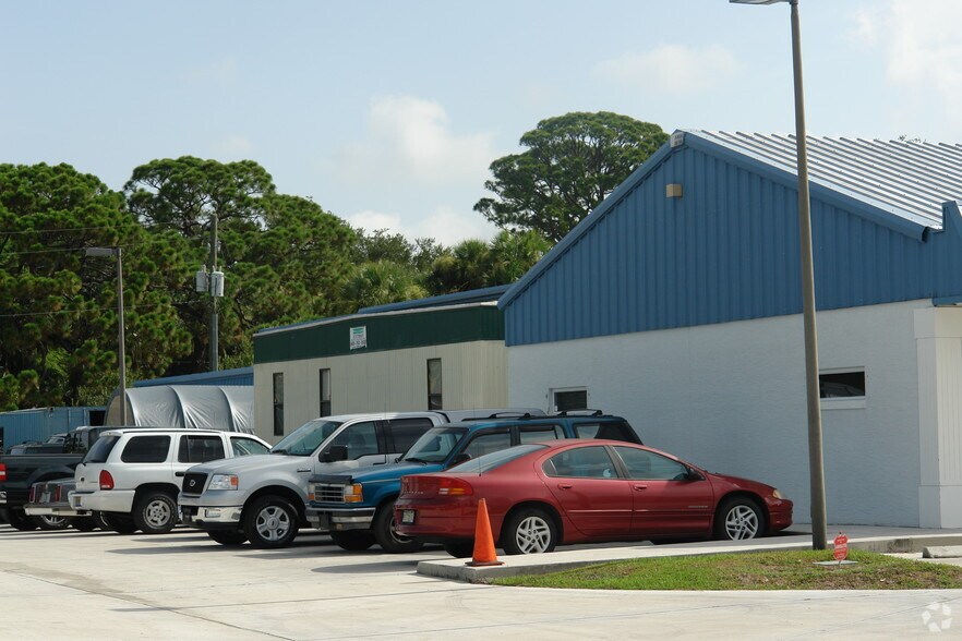 7300 Commercial Cir, Fort Pierce, FL à louer - Photo de l’immeuble – Image 3 sur 7