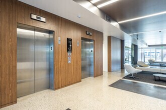 2150 Towne Centre Pl, Anaheim, CA à louer Hall d’entrée– Image 2 sur 2