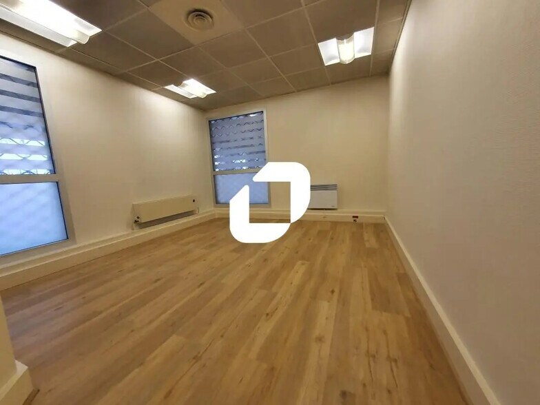 Bureau dans Noisy-le-Grand à louer - Photo de l’immeuble – Image 2 sur 11
