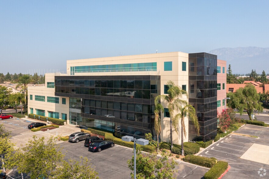 3270 Inland Empire Blvd, Ontario, CA à louer - Photo de l’immeuble – Image 1 sur 13