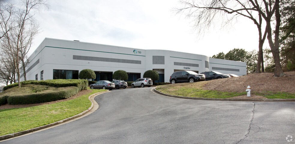 790 Atlanta S Pky, Atlanta, GA à louer - Photo principale – Image 1 sur 4