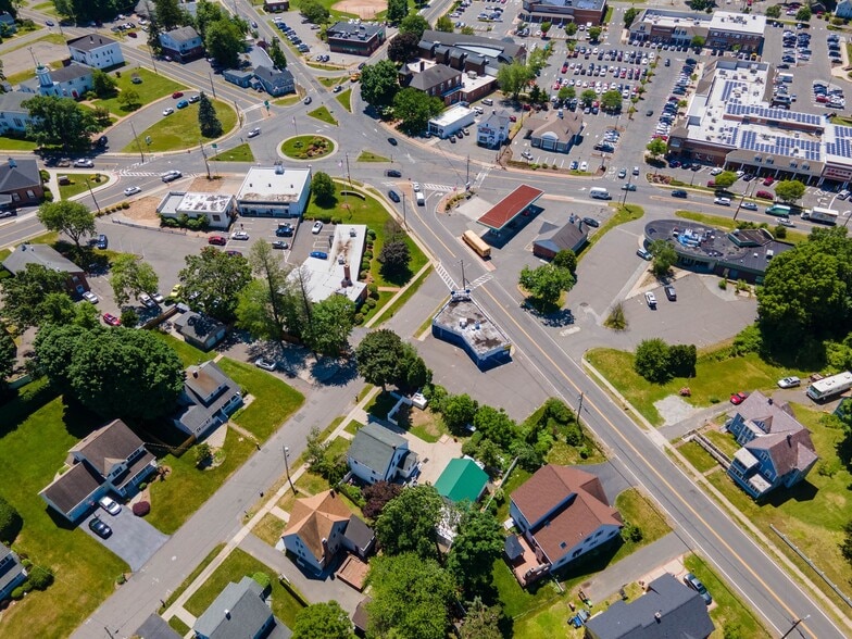 55 White Ave, East Longmeadow, MA à louer - Photo de l’immeuble – Image 3 sur 24