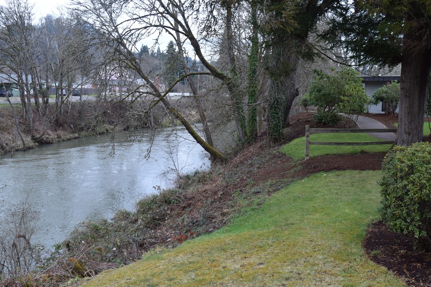 303 E Main St, Cottage Grove, OR à louer - Photo de l’immeuble – Image 3 sur 4