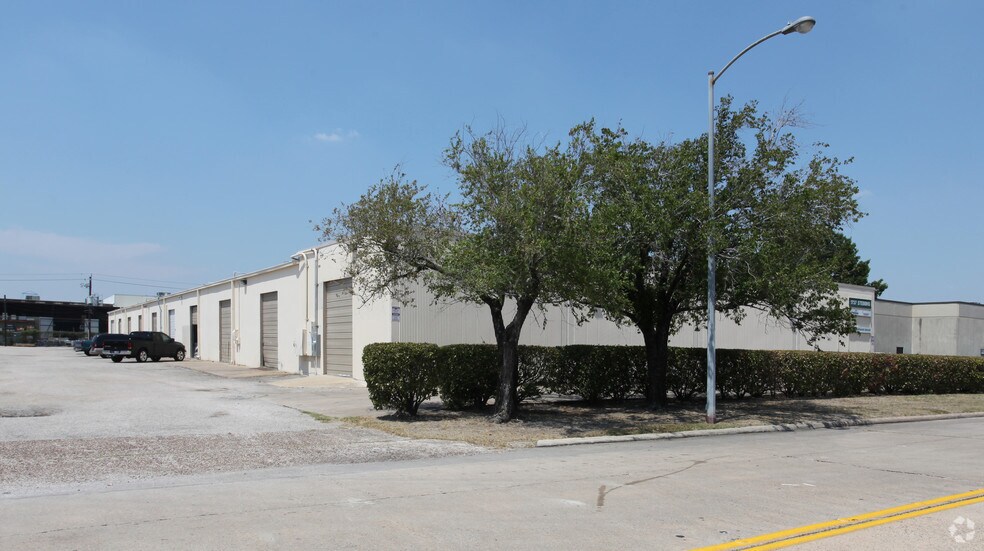 1737 Stebbins Dr, Houston, TX à louer - Photo de l’immeuble – Image 2 sur 2