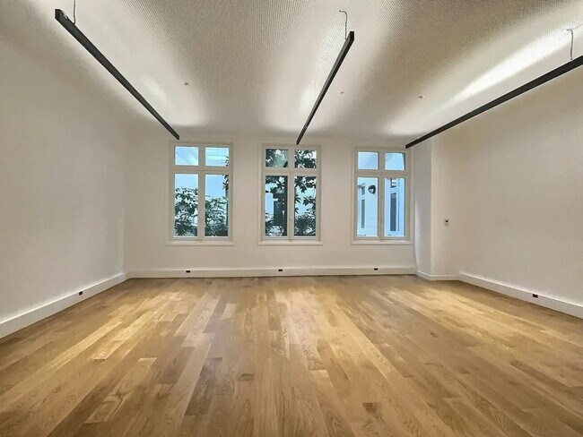 Plus de détails pour 42 Rue De Bassano, Paris - Bureau à louer