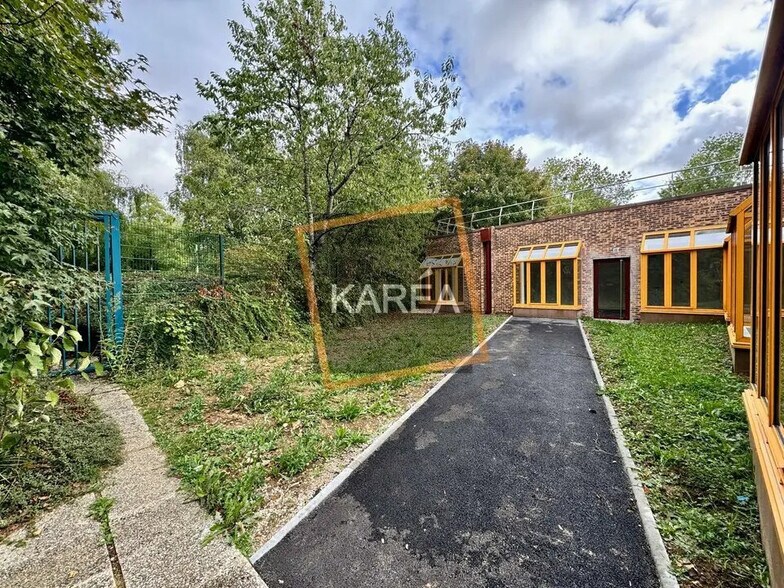 Local d’activités dans Croissy-Beaubourg à louer - Photo de l’immeuble – Image 2 sur 5