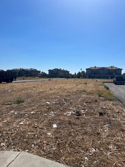 9420-9432 Sierra Ave portefeuille de 2 biens à vendre sur LoopNet.fr - Photo de l’immeuble – Image 1 sur 17