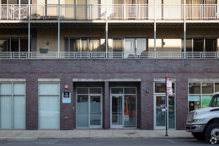 2157-2159 N Damen Ave, Chicago, IL à louer - Photo de l’immeuble – Image 2 sur 5