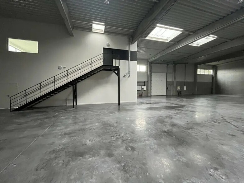 Local d’activités dans Saint-André-lez-Lille à louer - Photo de l’immeuble – Image 3 sur 8