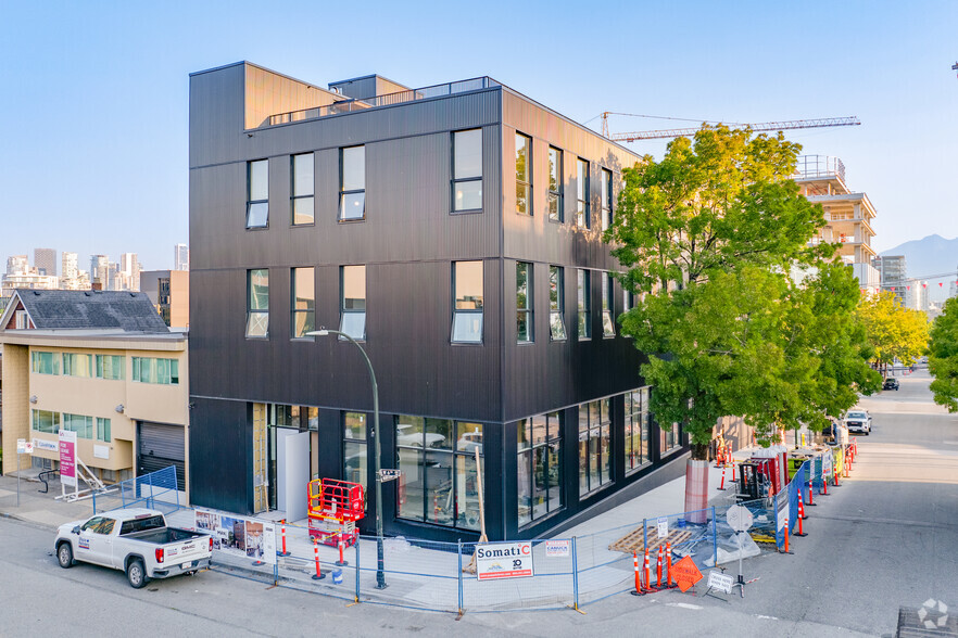 103 6 Th Av W, Vancouver, BC à vendre - Photo de l’immeuble – Image 3 sur 5