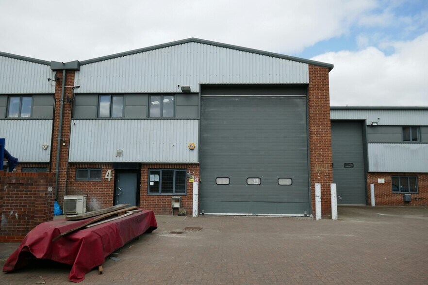 Brooker Rd, Waltham Abbey à louer - Photo de l’immeuble – Image 2 sur 26