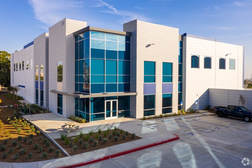 1650 E Holt Blvd, Ontario, CA à louer - Photo de l’immeuble – Image 1 sur 10