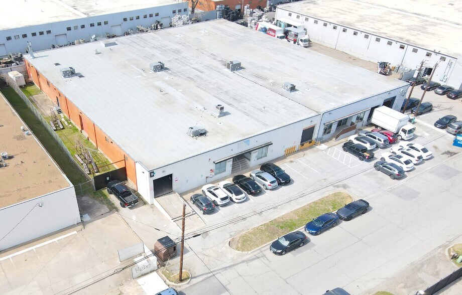 5025-5035 Sharp St, Dallas, TX à louer - Photo de l’immeuble – Image 2 sur 10