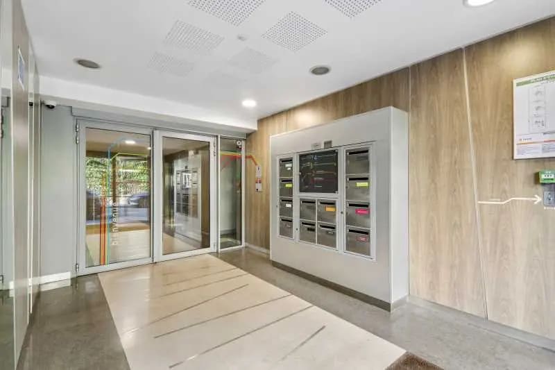 Bureau dans Clichy à vendre - Hall d’entrée – Image 2 sur 13