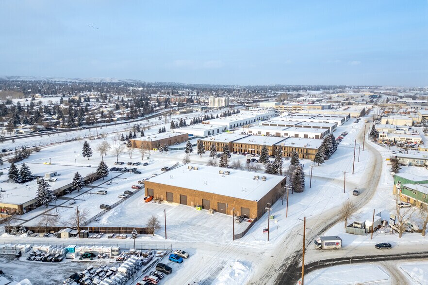655 42nd Ave NE, Calgary, AB à louer - Aérien – Image 3 sur 3