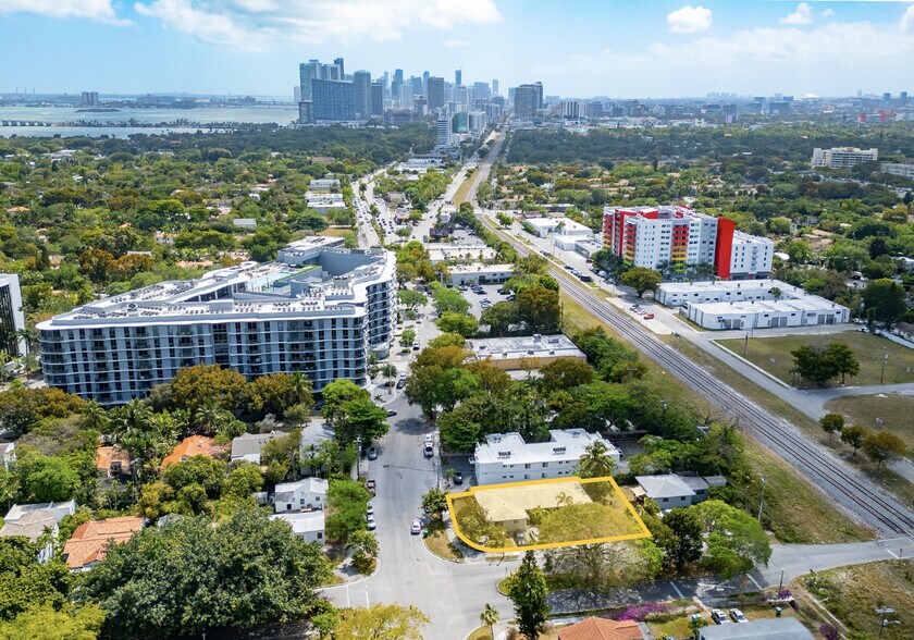 5898 NE 4th Ct, Miami, FL à vendre - Photo de l’immeuble – Image 2 sur 11