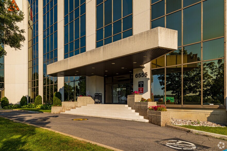 6555 Boul Métropolitain E, Montréal, QC à louer - Photo de l’immeuble – Image 3 sur 7