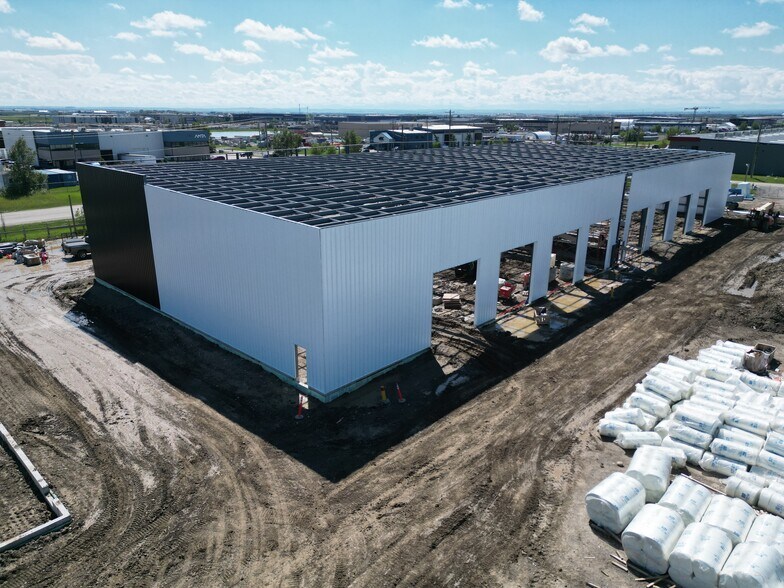 6 Wrangler Pl, Rocky View C, AB à louer - Photo de l’immeuble – Image 2 sur 10
