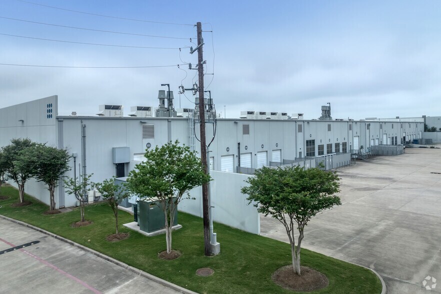 8846 N Sam Houston Pky W, Houston, TX à louer - Photo de l’immeuble – Image 2 sur 4