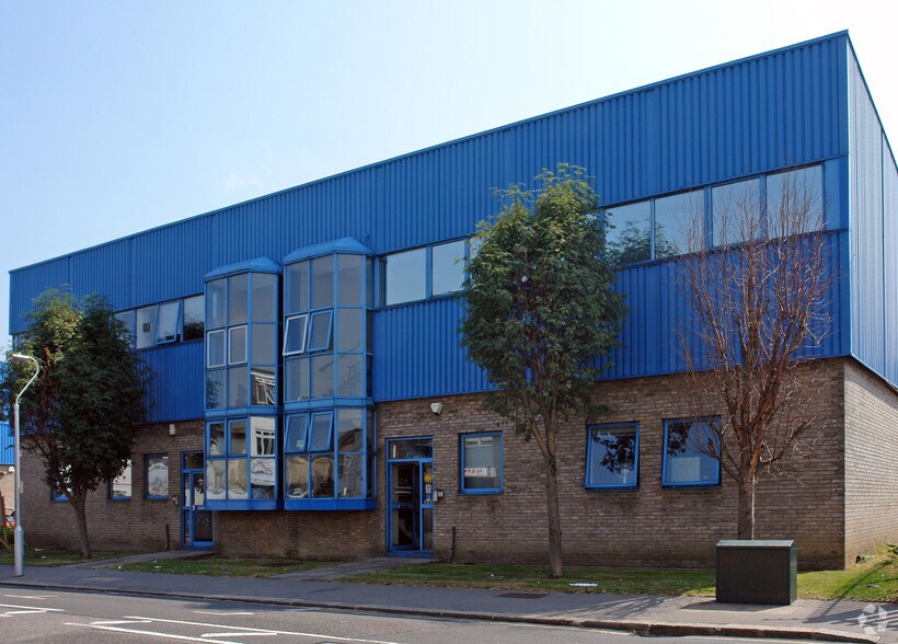 1-4 Swan Close, Croydon à louer - Photo de l’immeuble – Image 2 sur 3